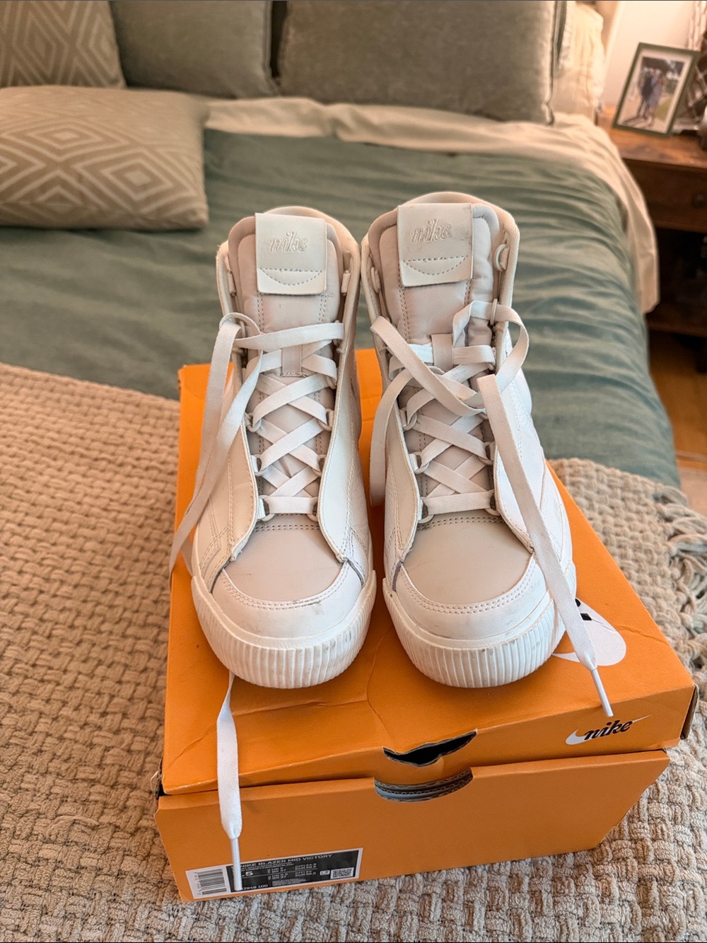 Nike Women’s blazer mid victory  Sneakers in Cream/White